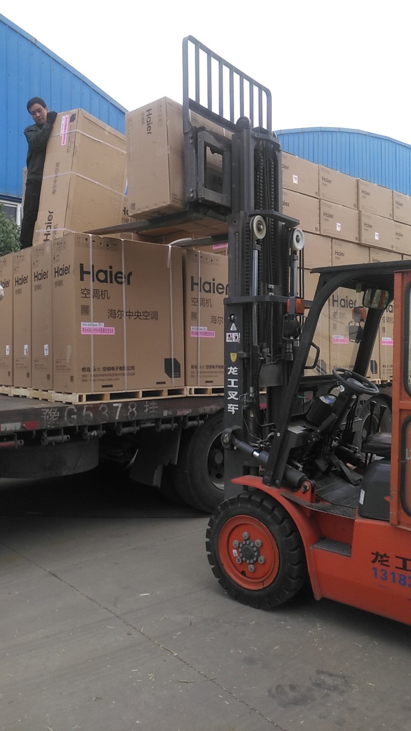 平顶山叉车出租:海尔空调卸车现场